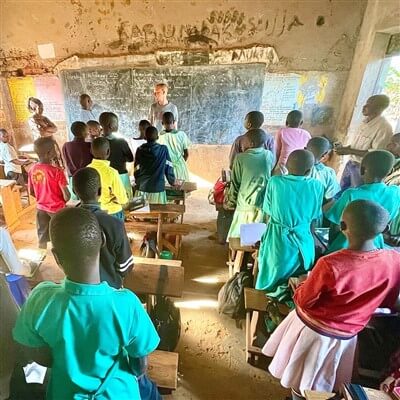 Our founder, Thijs Brehmer, teaching a class in Kyansi, Uganda.